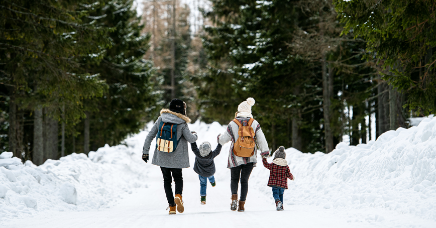 Family-walking-together-with-kids-in-snow