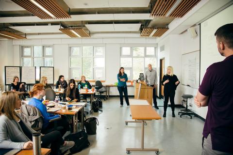 Classroom-with-instructor-and-students-presenting