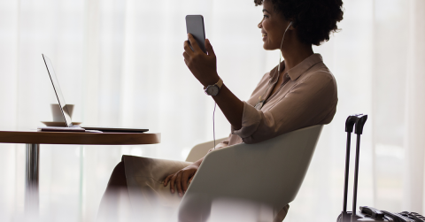 Person-talking-on-cellphone-in-hotel-room