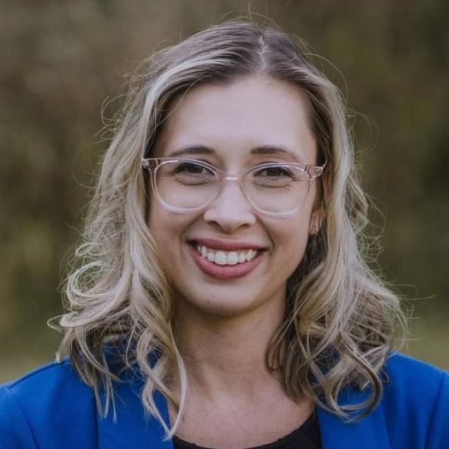 Amanda Dowhy Headshot Close